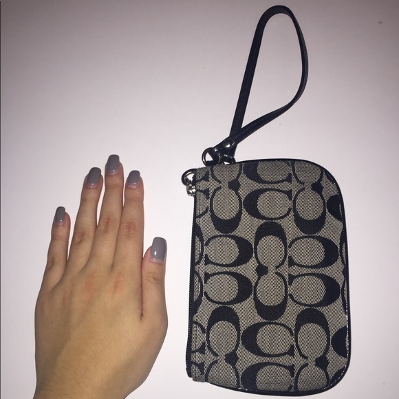 Adorable coach wristlet - Picture 1 of 5