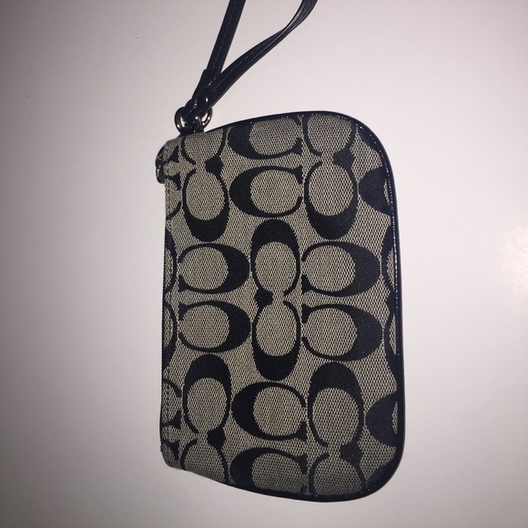 Adorable coach wristlet - Picture 3 of 5