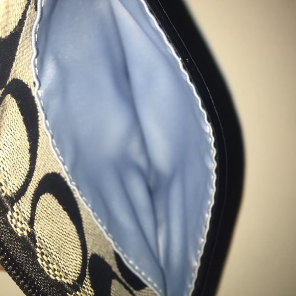 Adorable coach wristlet - Picture 4 of 5