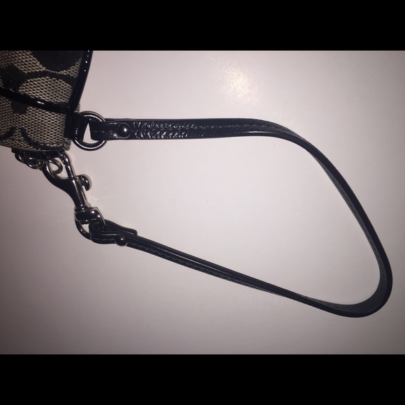 Adorable coach wristlet - Picture 5 of 5