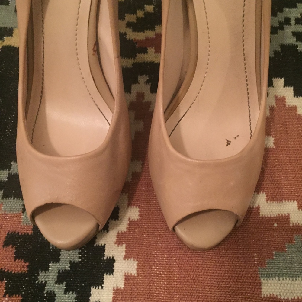 BCBG nude peep toe heals! ⚡️SOLD⚡️