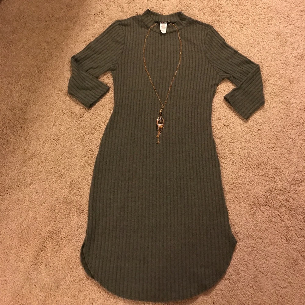Super cute green dress, comes with the necklace 😘