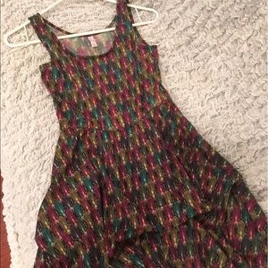 Adorable minidress with ruffles and feather print!