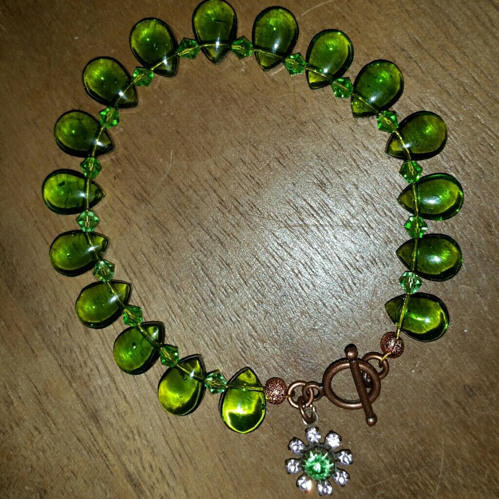 Green glass tear drop and crystals toggle bracelet