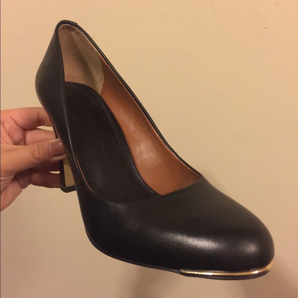 BANANA REPUBLIC black heel with gold rim