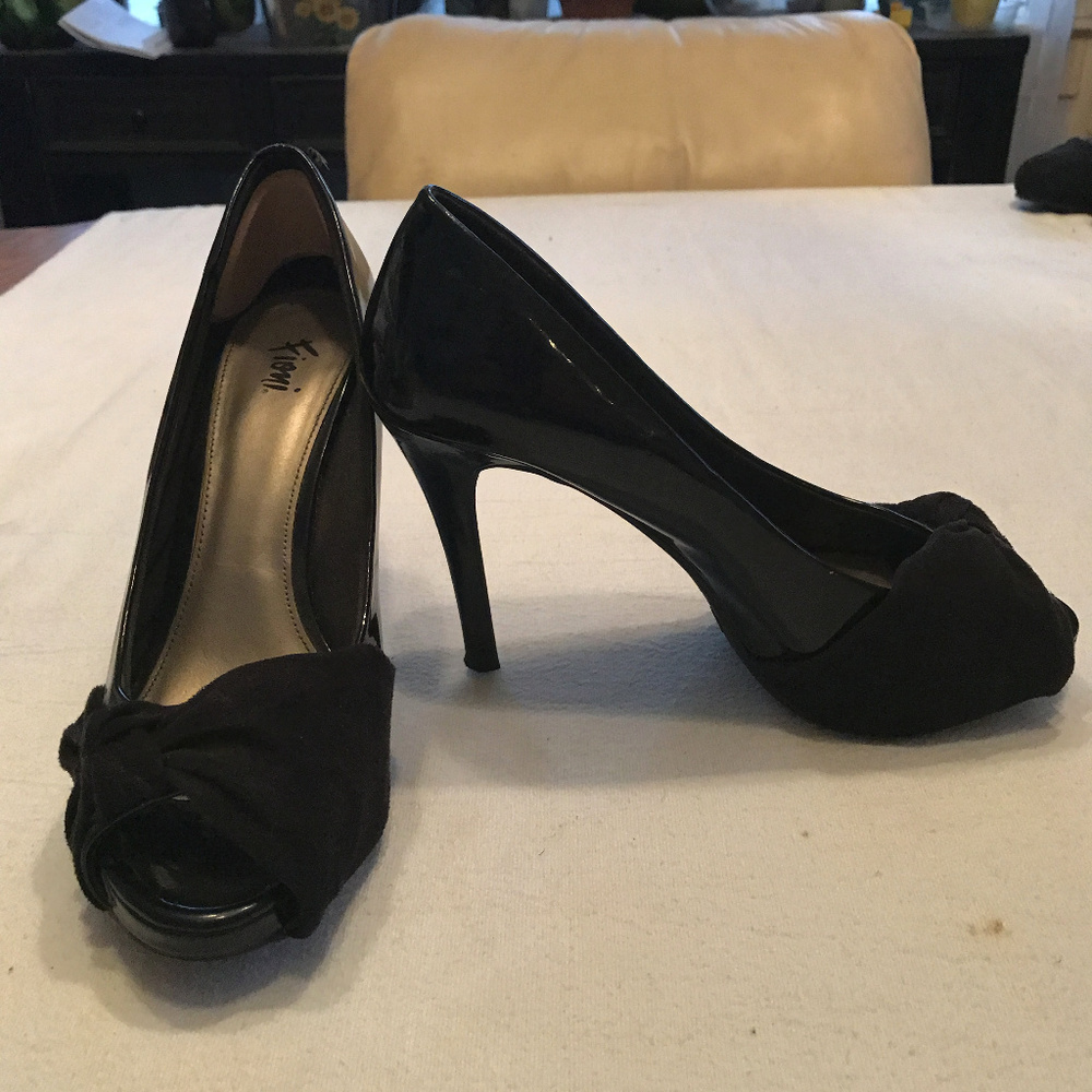 black peep toe pump