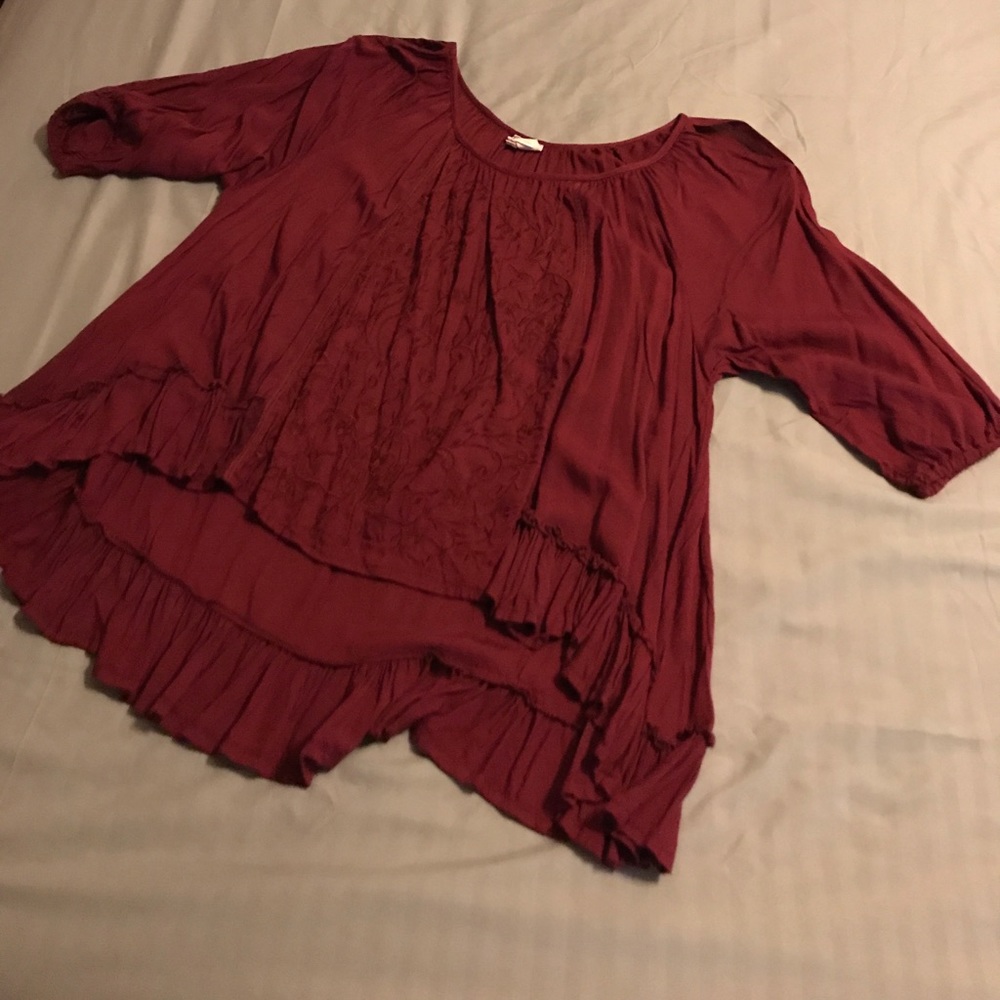 Loose fitting blouse with open-cut sleeves.