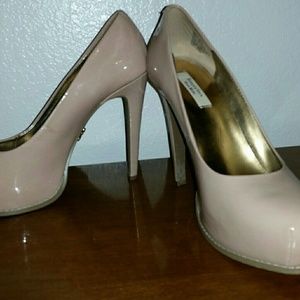 Vera wang pumps