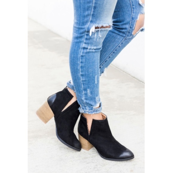 Black block heel side v-cut bootie 2 LEFT! - Picture 3 of 6