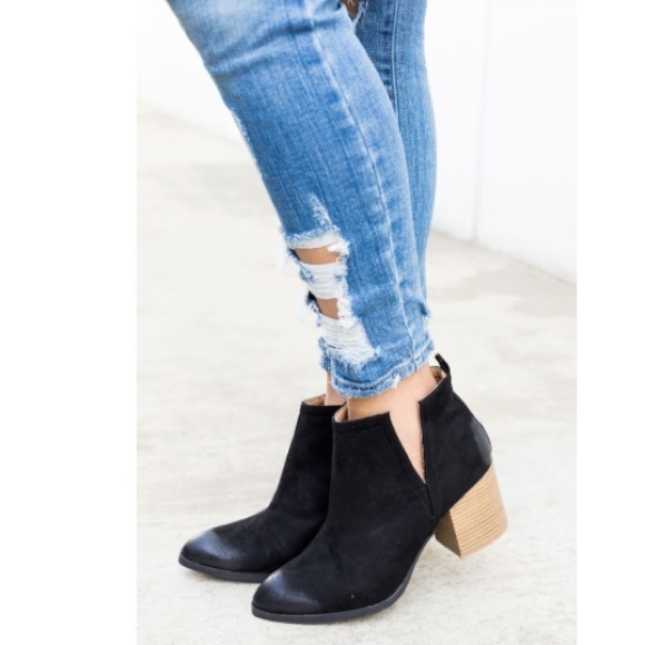 Black block heel side v-cut bootie 2 LEFT! - Picture 2 of 6