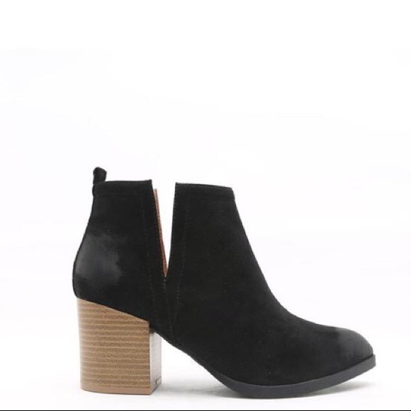 Black block heel side v-cut bootie 2 LEFT! - Picture 5 of 6