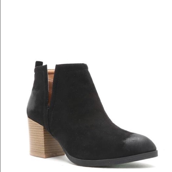 Black block heel side v-cut bootie 2 LEFT! - Picture 6 of 6