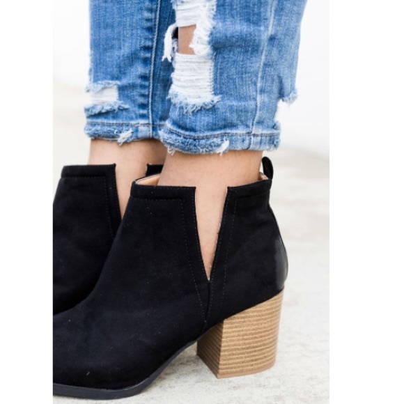 Black block heel side v-cut bootie 2 LEFT! - Picture 4 of 6