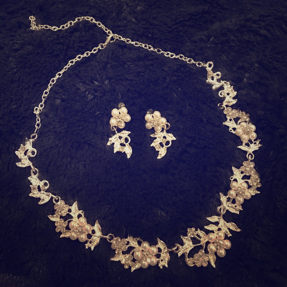 Necklace & earrings set