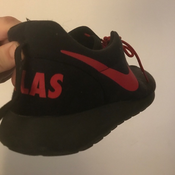 Nike Roshe Custom Black and Red - Picture 2 of 2