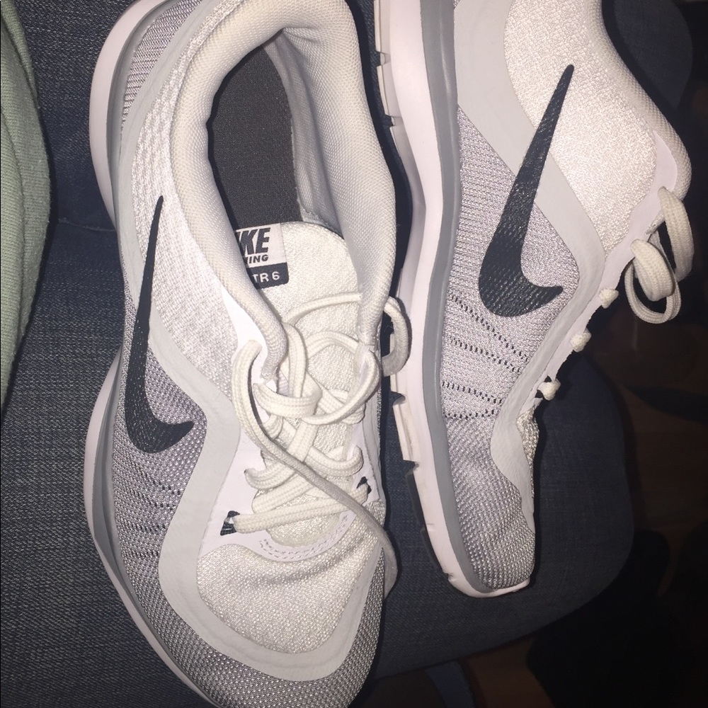 Like New WHITE NIKES! 😱