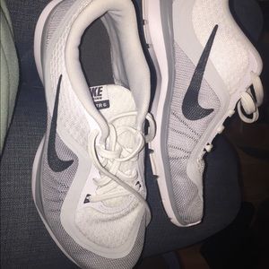 Like New WHITE NIKES! 😱