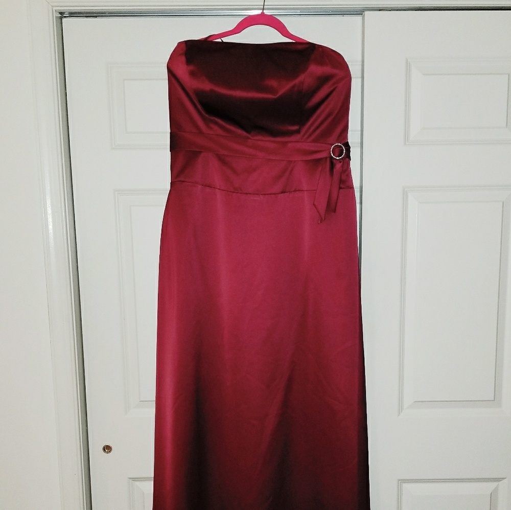 Val Stephanie Formal Gown / Bridesmaid