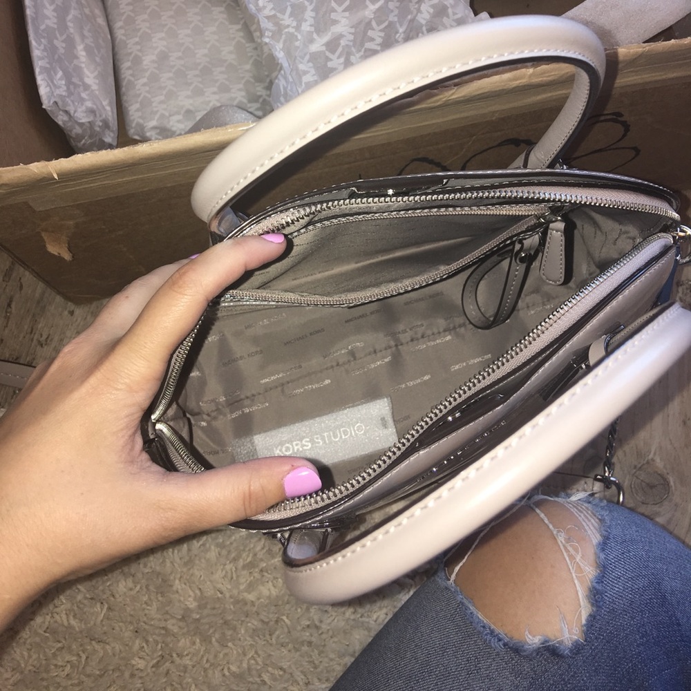 ⭐️ Michael Kors Patent Handbag & Crossbody - Picture 6 of 7