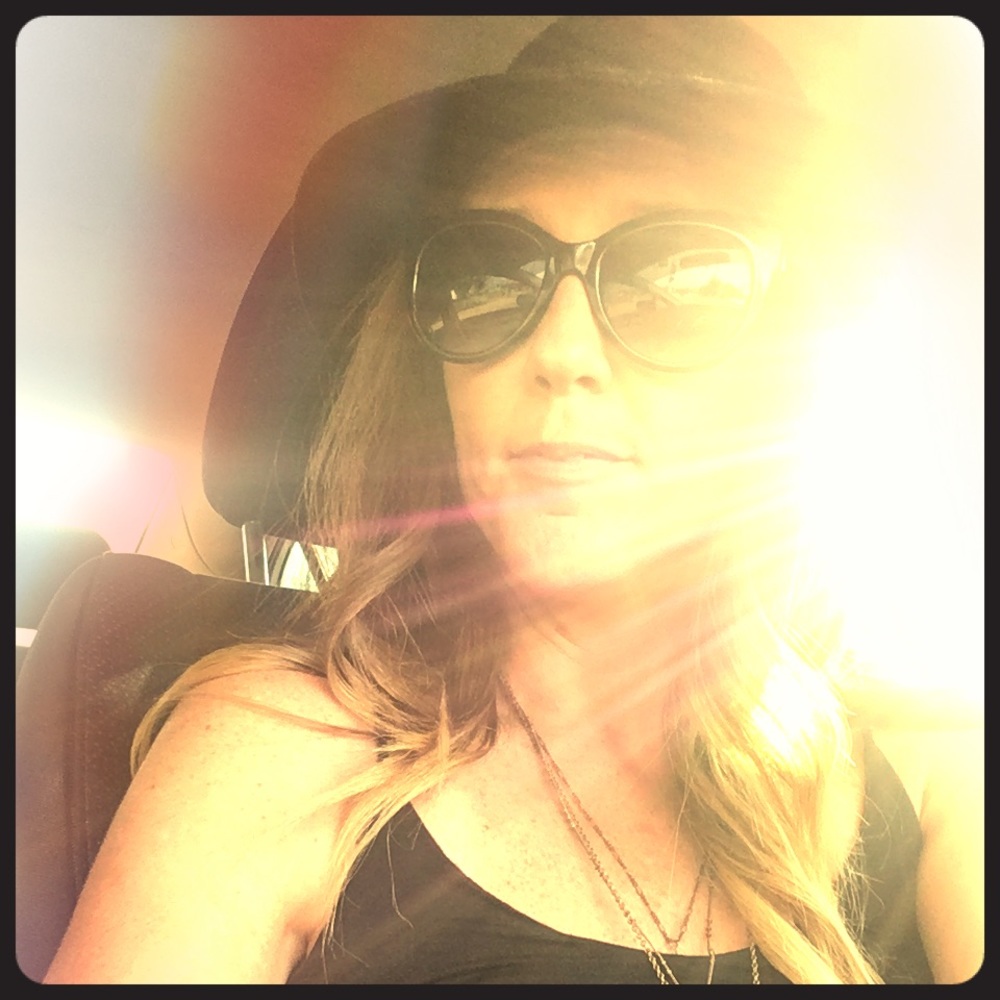 MEET YOUR POSHER! 🛍🎁💜🌴☀️🌈