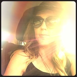 MEET YOUR POSHER! 🛍🎁💜🌴☀️🌈