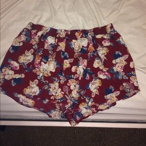 Cute floral shorts!!! 🌞🌴