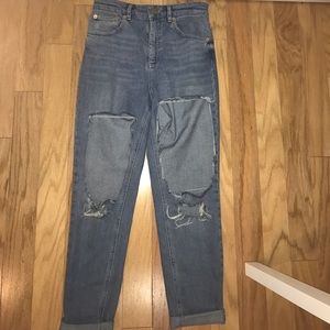 Distressed high waisted jeans