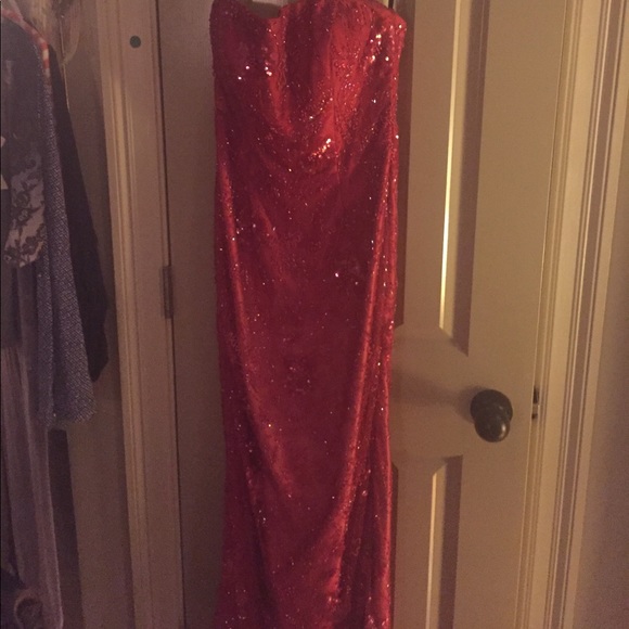 Red beaded evening gown - Picture 2 of 6
