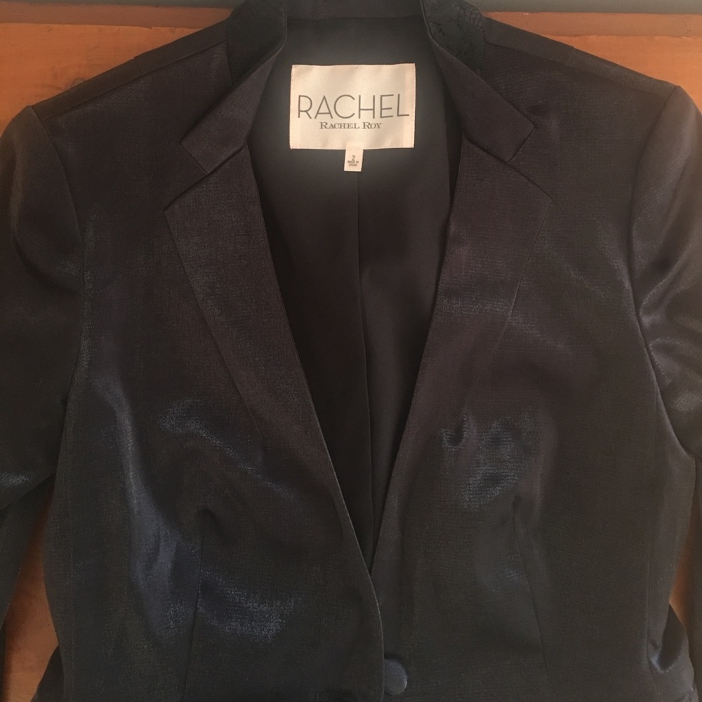 Fitted black blazer.