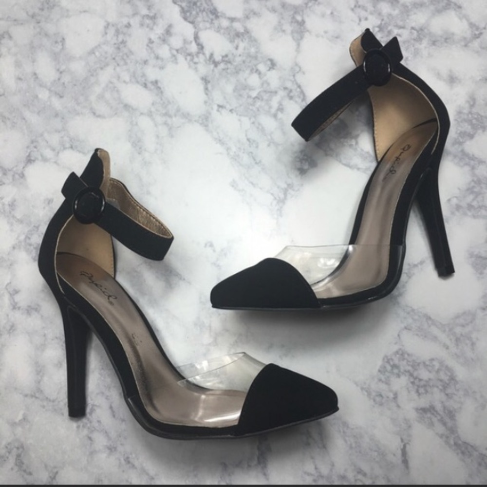 Pointy heel pumps