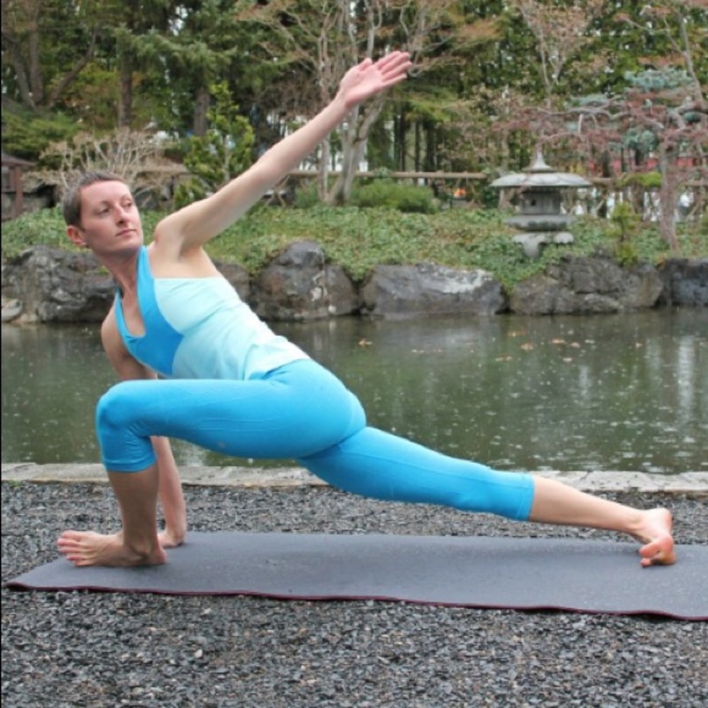 Lululemon Beach Blanket Blue in the Flow Crops