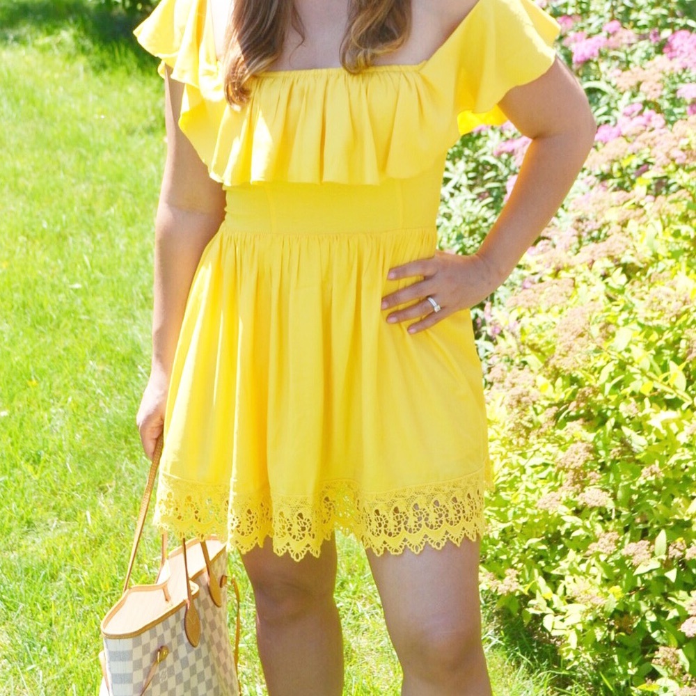 Off the shoulders Lace trim dress