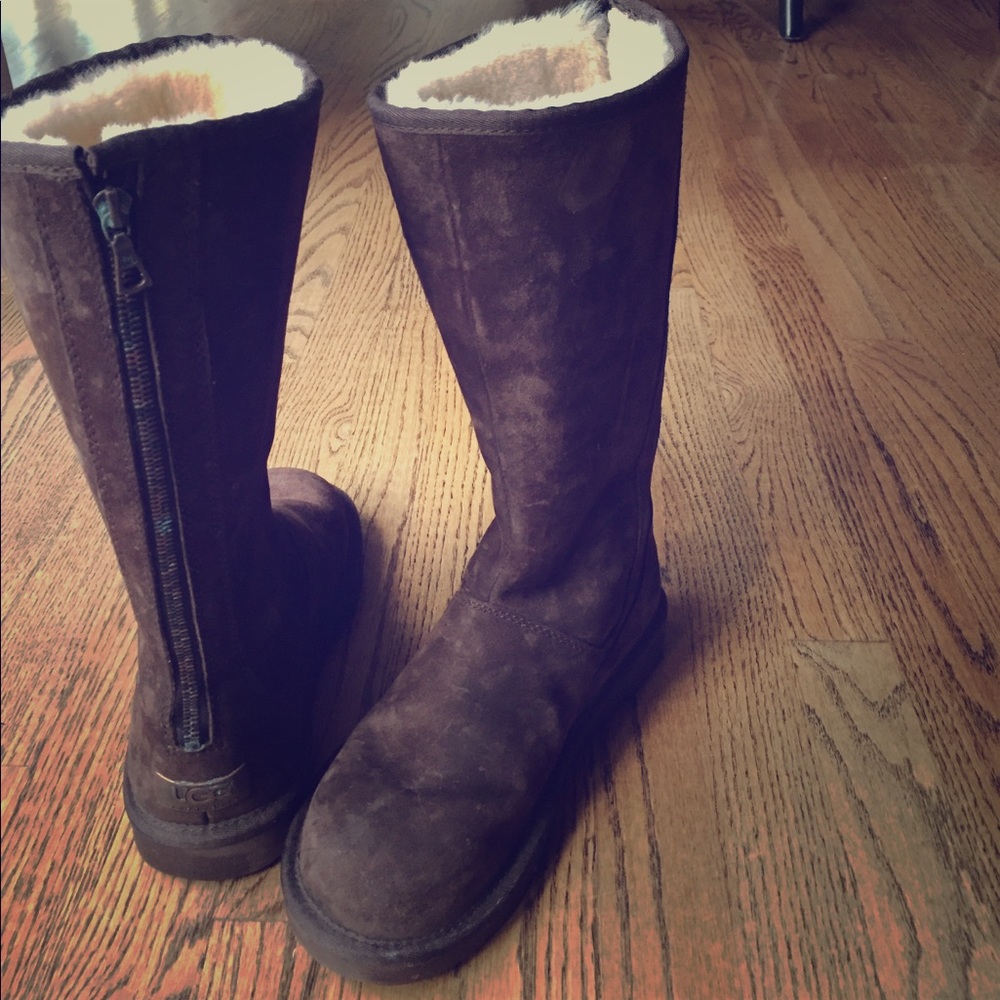 UGG WOMEN’S BOOTS CHOCOLATE BROWN SIZE 8. LIKE NEW