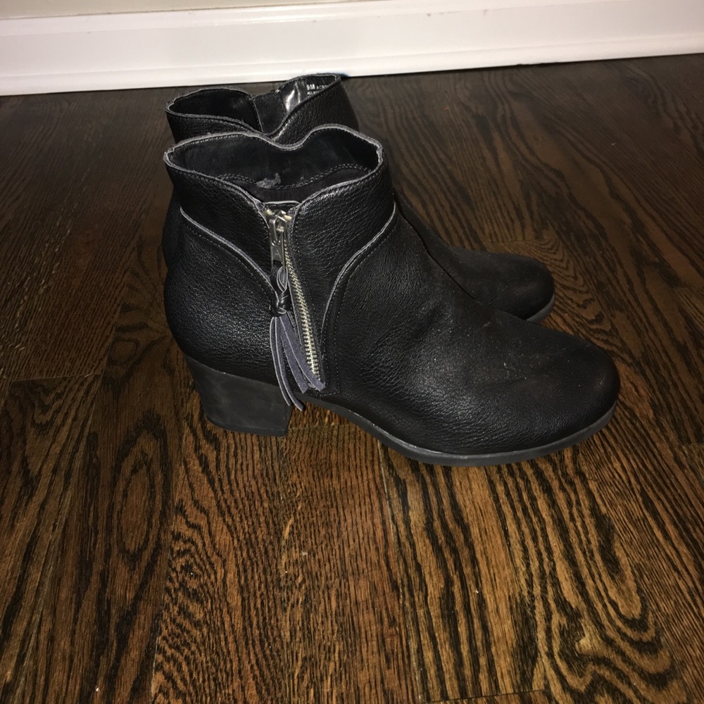 Aerosoles Leather Black Booties Size 9!