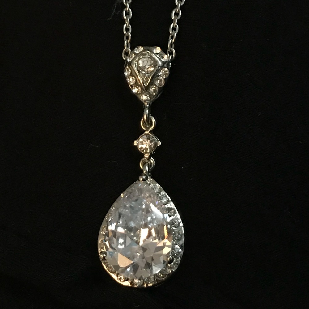 Sparkly rhinestone necklace with large rhinestone