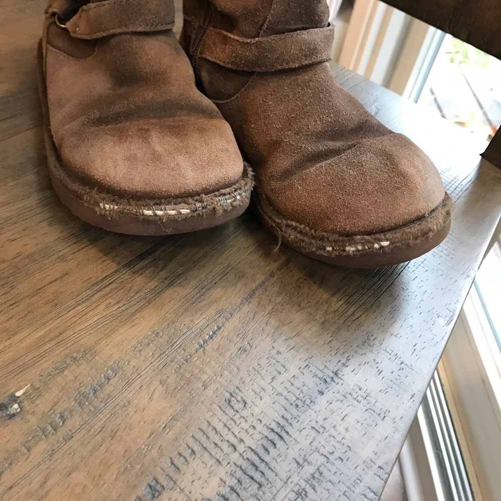 Girls UGGS - Picture 2 of 5