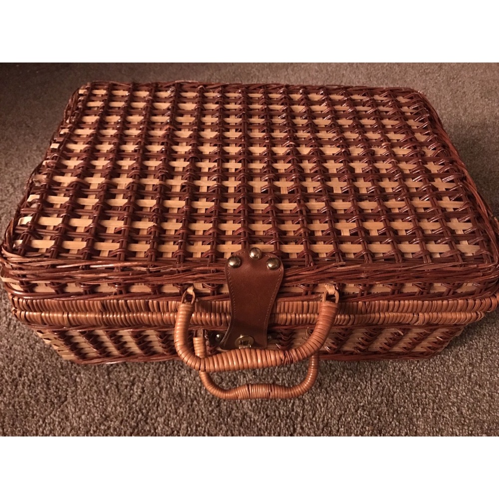 NWOT Picnic Basket Set