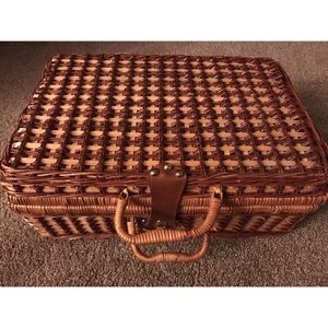 NWOT Picnic Basket Set