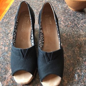 Tom’s wedges in black. Size 7 1/2