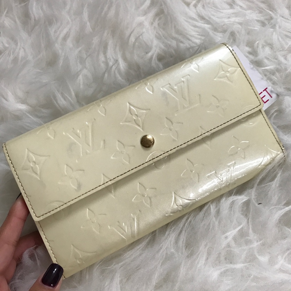 Authentic Louis Vuitton Vernis Sarah wallet perle