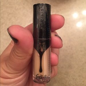 Kat Von D lock it concealer creme