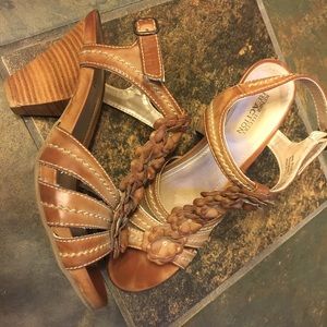 Kenneth Cole Reaction leather flower heels