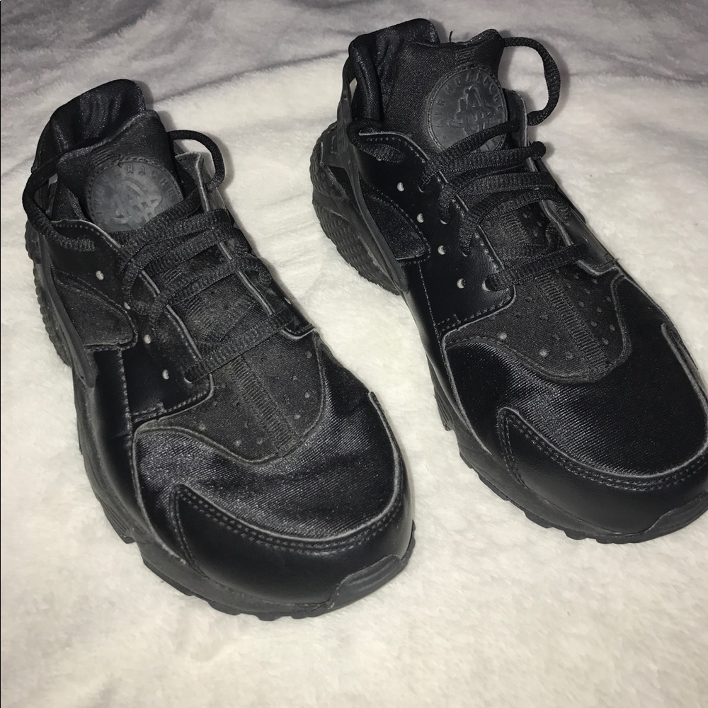 BLACK Nike  Women's Huaraches size 8.5
