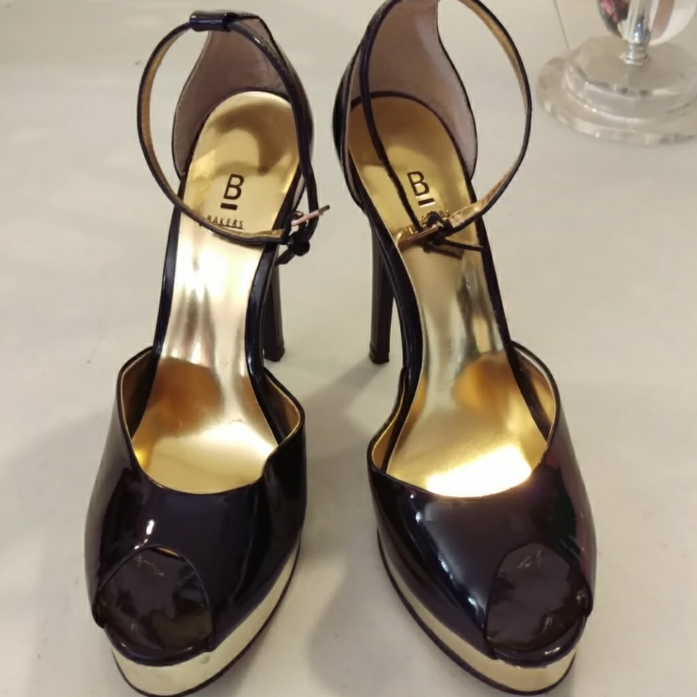 Bakers 5.5 B (M) black gold 4.5 inch heel