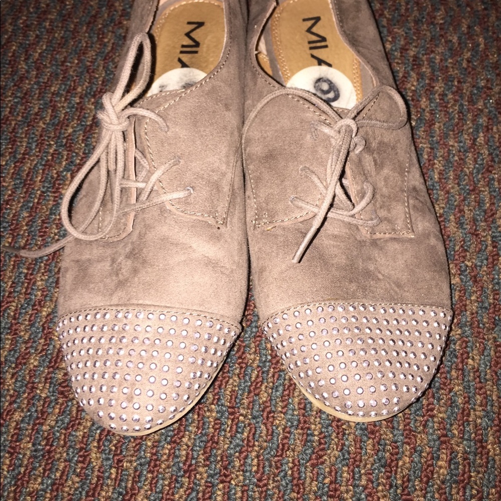 Flat lace up shoes