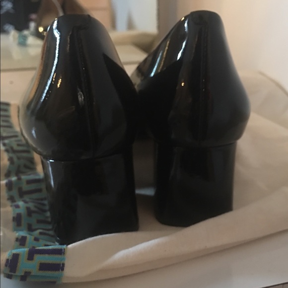 Tori Burch GiGi Patent mid heel pump - Picture 1 of 5
