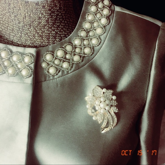 ⚡️FLASH SALE ⚡️Gold Diamond/Pearl Brooch - Picture 2 of 5