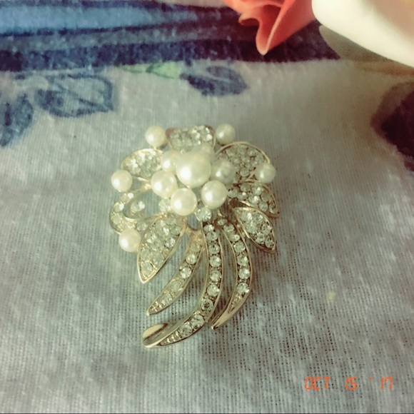 ⚡️FLASH SALE ⚡️Gold Diamond/Pearl Brooch - Picture 4 of 5