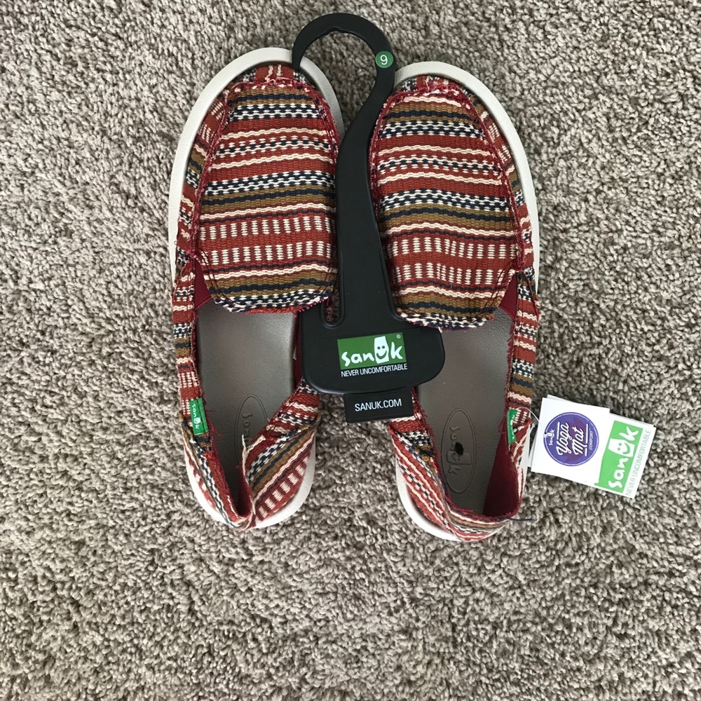 Super cute and trendy Sanuks for sale!