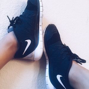 Black Nike free runs
